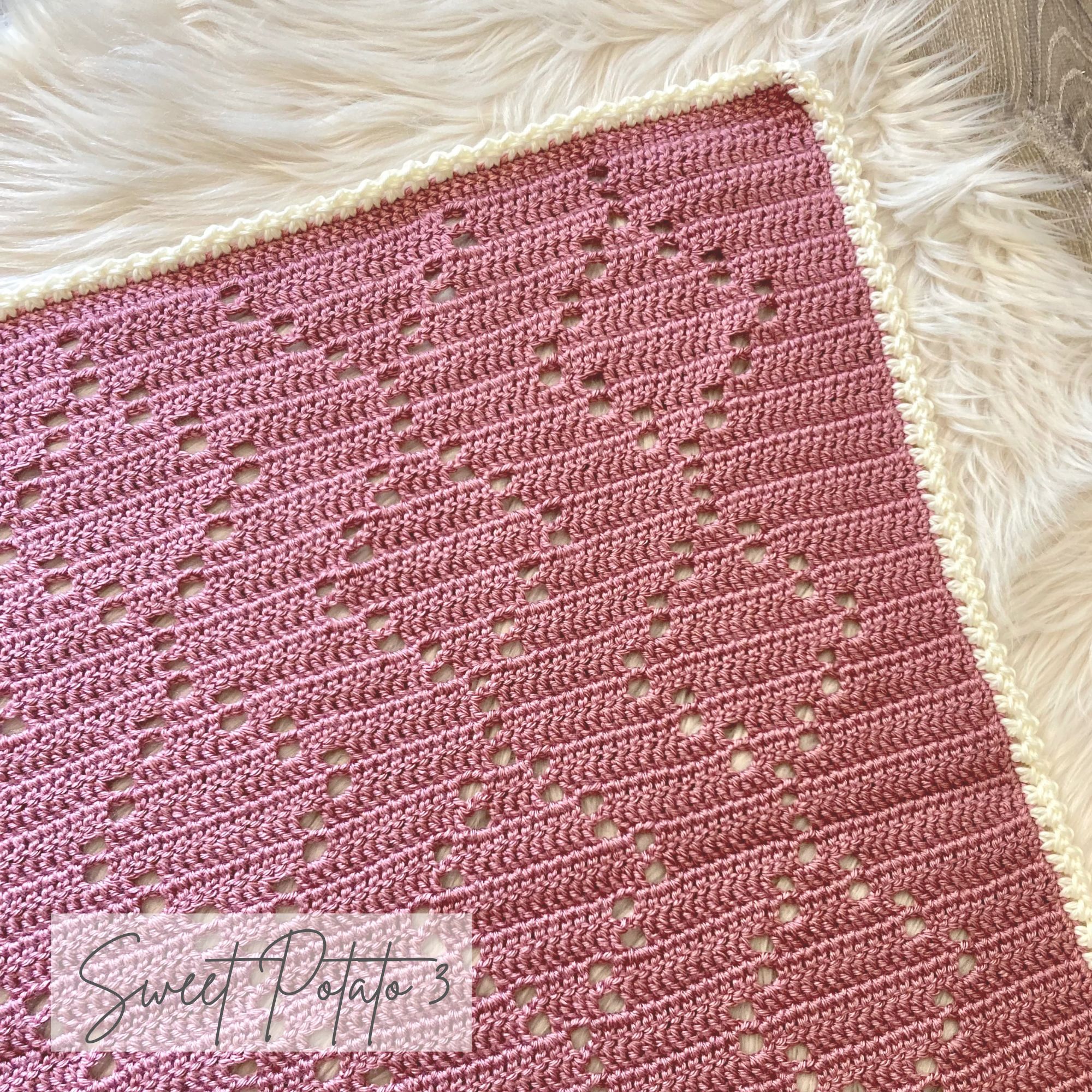 Read more about the article Diamond Drop Filet Crochet Blanket Pattern