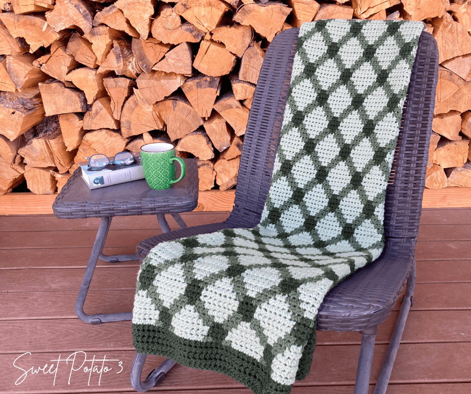 Read more about the article Diamond Plaid Crochet Blanket – A Cozy Throw