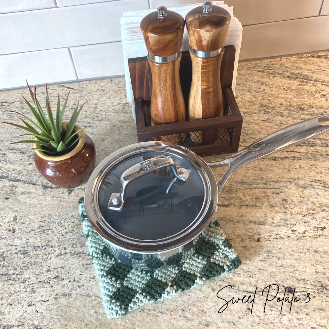 Read more about the article A cozy kitchen refresh – plaid crochet hot pad